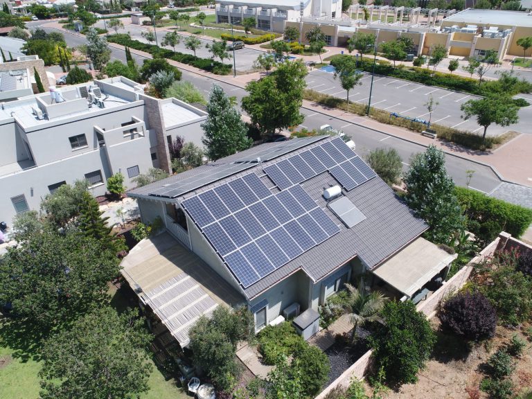 צילום אווירי של גגות סולאריים בית