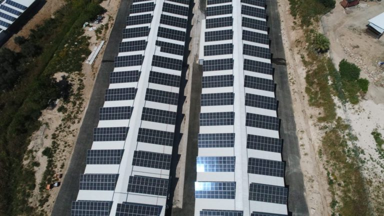 צילום אווירי של גגות סולאריים על מבנים