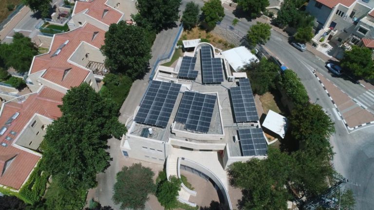 צילום אווירי של גגות סולאריים על בתים