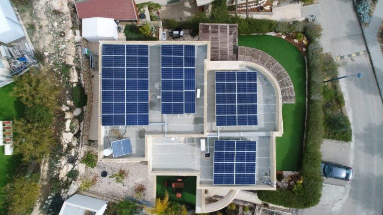 צילום אווירי של גגות סולאריים על בית
